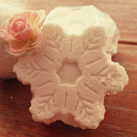 Extra Large Moisturising Snowflake Bath Bomb in a beautiful Apple Strudel scent